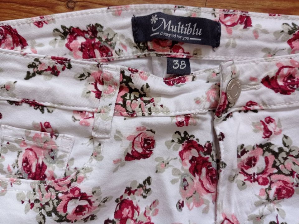 Multiblu 3/4 Sommerjeans floral Rosen weiß beere altrosa 38 in Flensburg