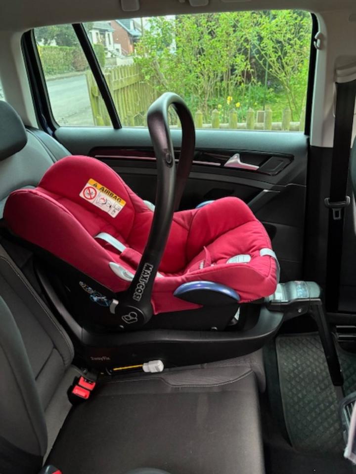Babyschale, Kindersitz + Basis Maxi-Cosi, Set, Zustand exzellent in Frankfurt am Main