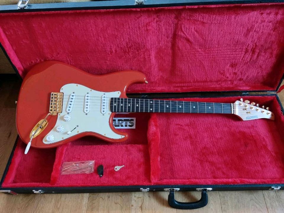 Allparts Stratocaster (Lic. by Fender) Fiesta Red mit Koffer in Lohr (Main)