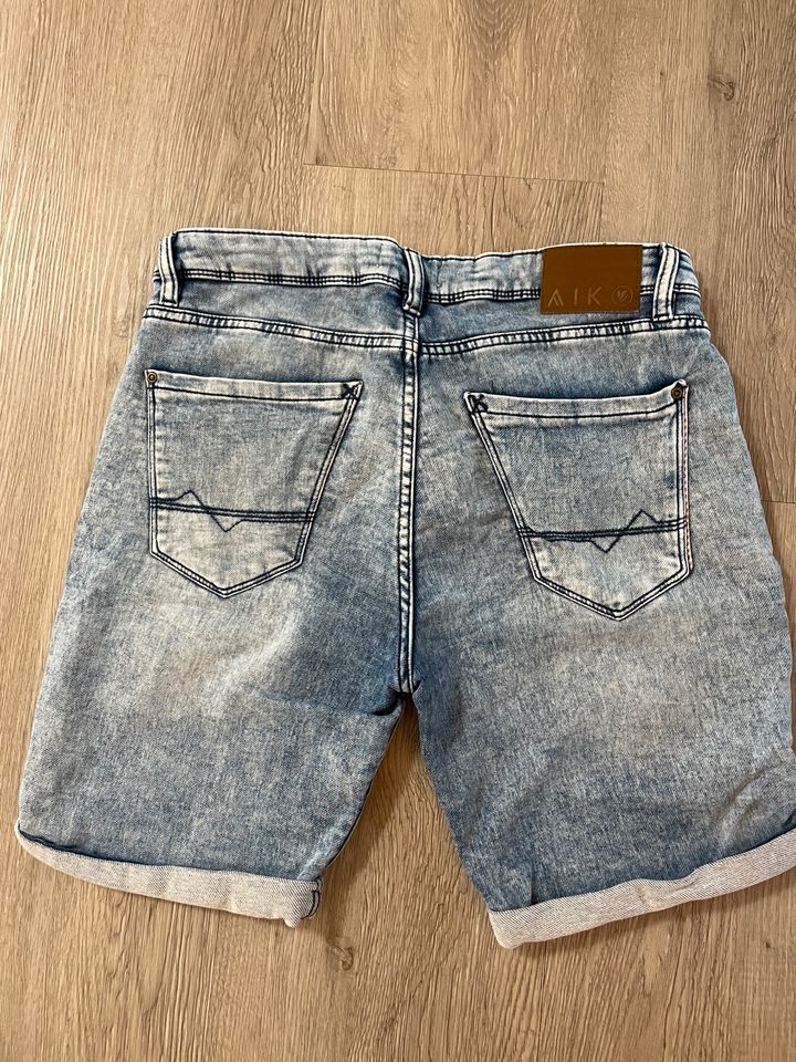 Jeans kurz Größe 30 in Selb