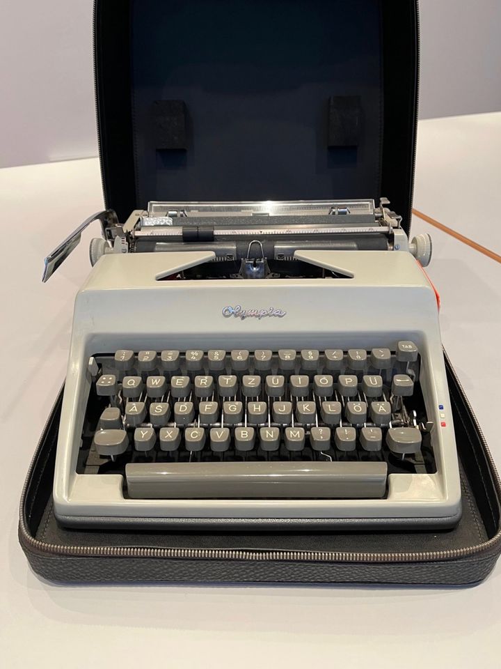 Olympia (Reise-)Schreibmaschine mit Koffer, 60er/70er Jahre in Hessen -  Taunusstein | Kunst und Antiquitäten gebraucht kaufen | eBay Kleinanzeigen  ist jetzt Kleinanzeigen