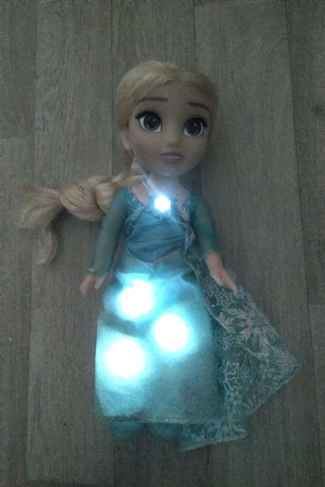 Disney Frozen-Funktionspuppe - Leuchtende Schnee-Elsa in Schkeuditz