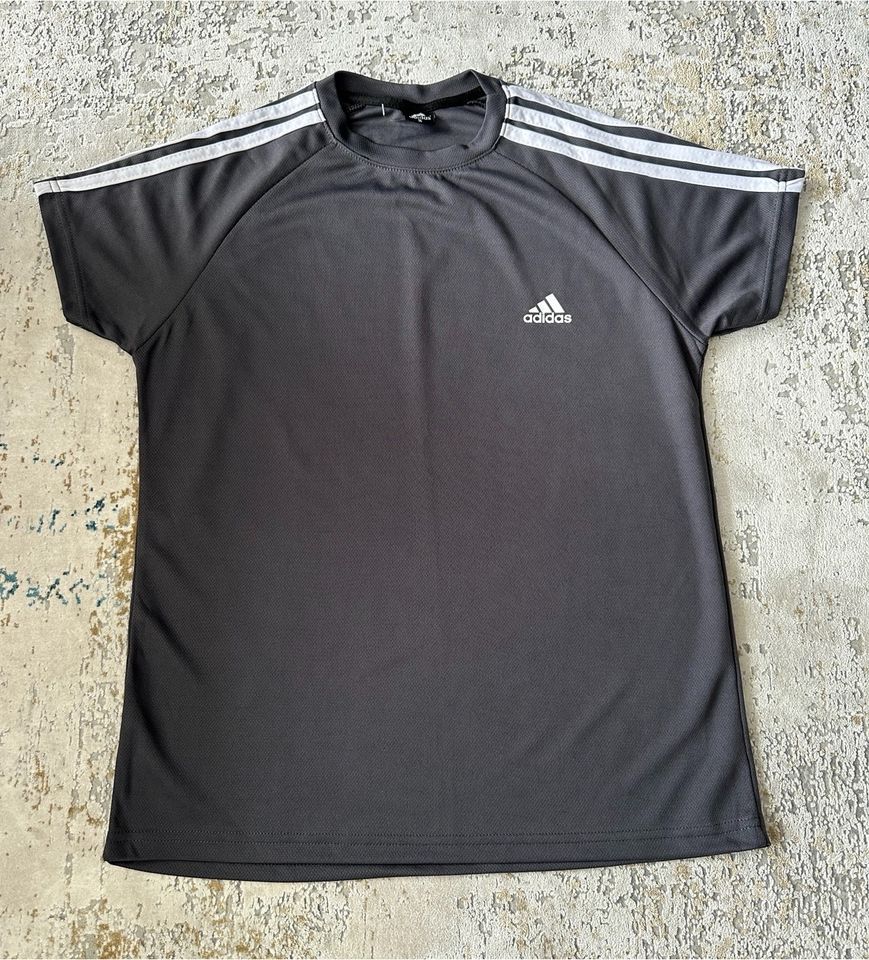 Herren Adidas T-Shirt Gr:S Neu Unbenutzt in Duisburg