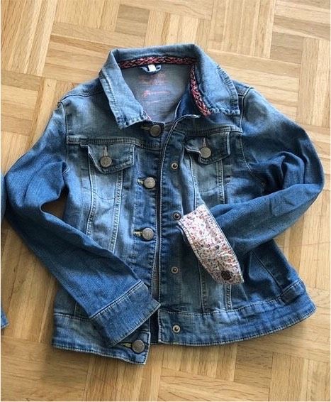 Schöne Jeans Jacke Gr. 122 in Freiburg im Breisgau