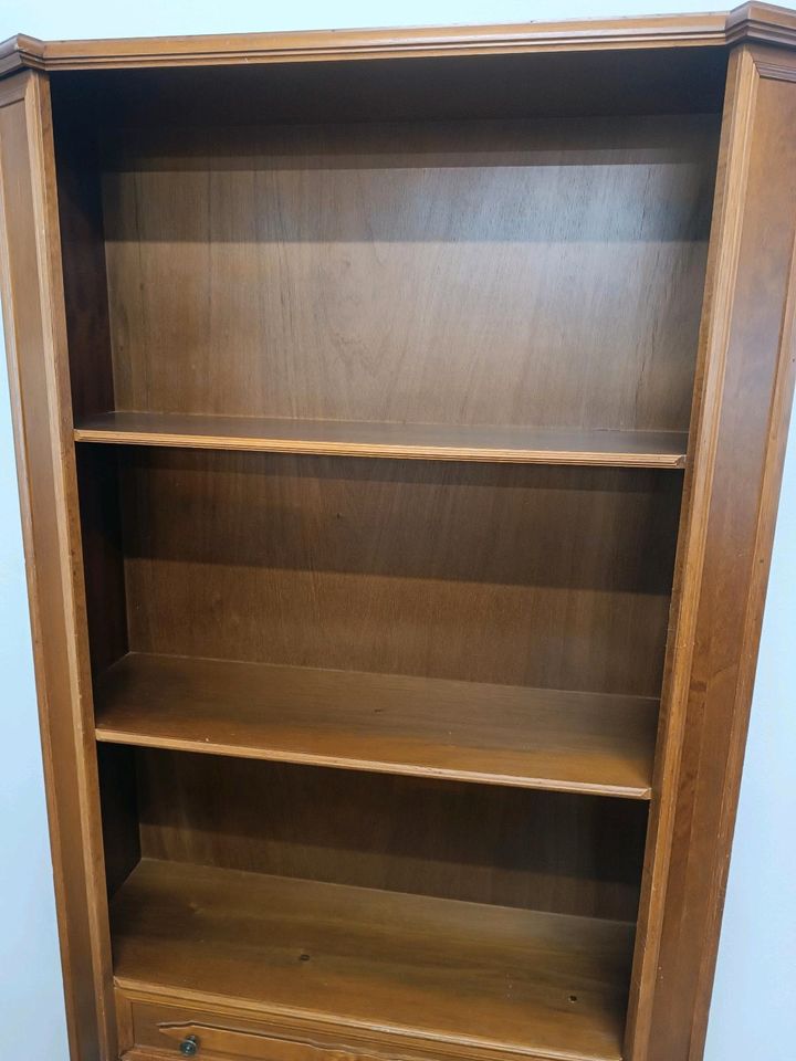 schöner Schrank Regal massiv braun mit Schublade in Buchloe