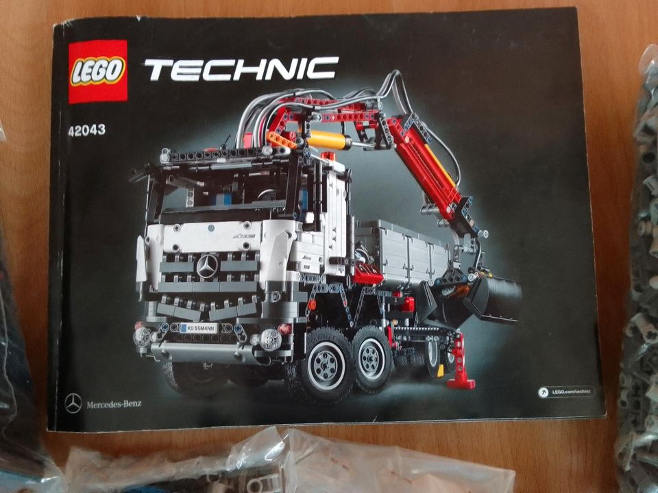 LEGO Technik 42043 Mercedes-Benz Arocs VOLLSTÄNDIG in Berlin