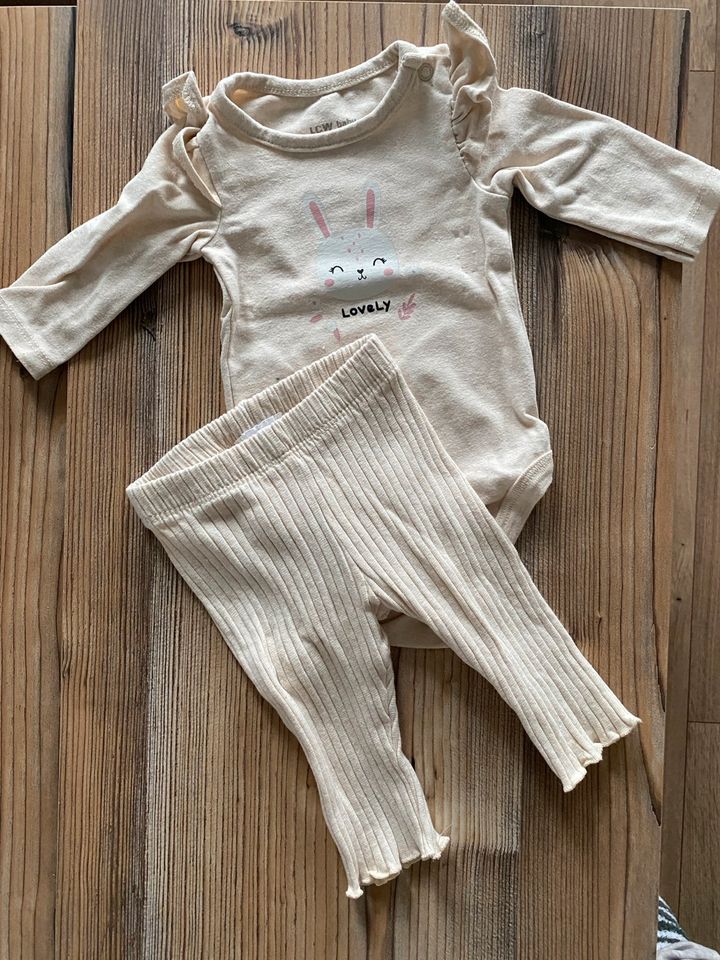 Baby Kleidung 46 50 Wickelbody Hose Strumpfhose Set H&M in Hirschaid