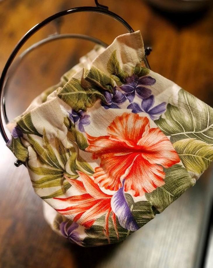 Kleine Handtasche aus Hawaii mit Hibiskusblütenmuster in Berlin