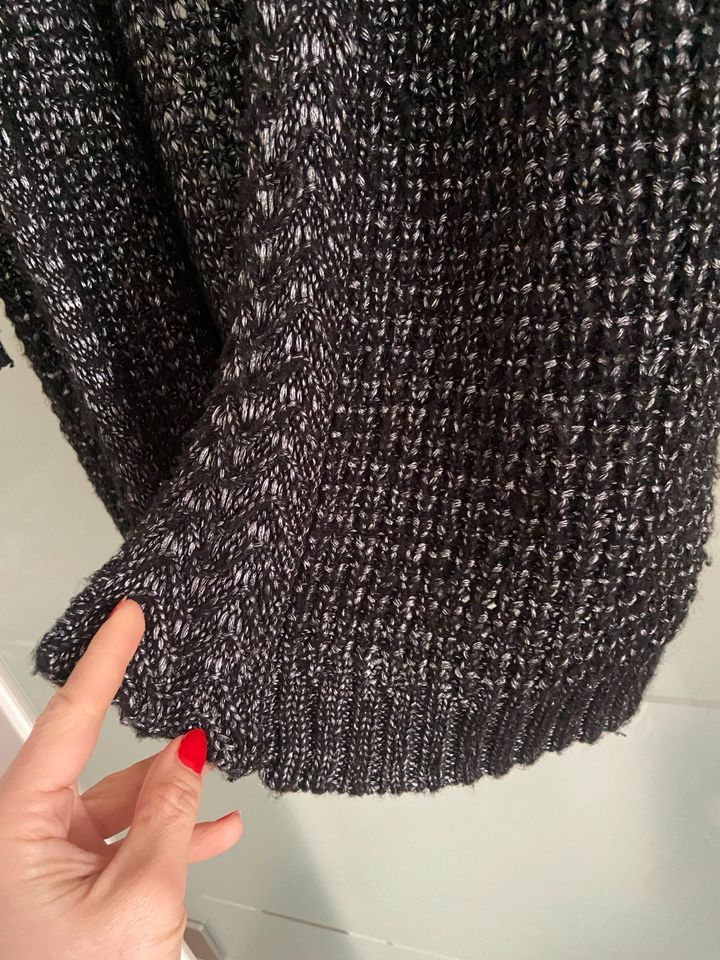 Lange Strickjacke Cardigan Gr. XS mit Silber Fäden in Gevelsberg