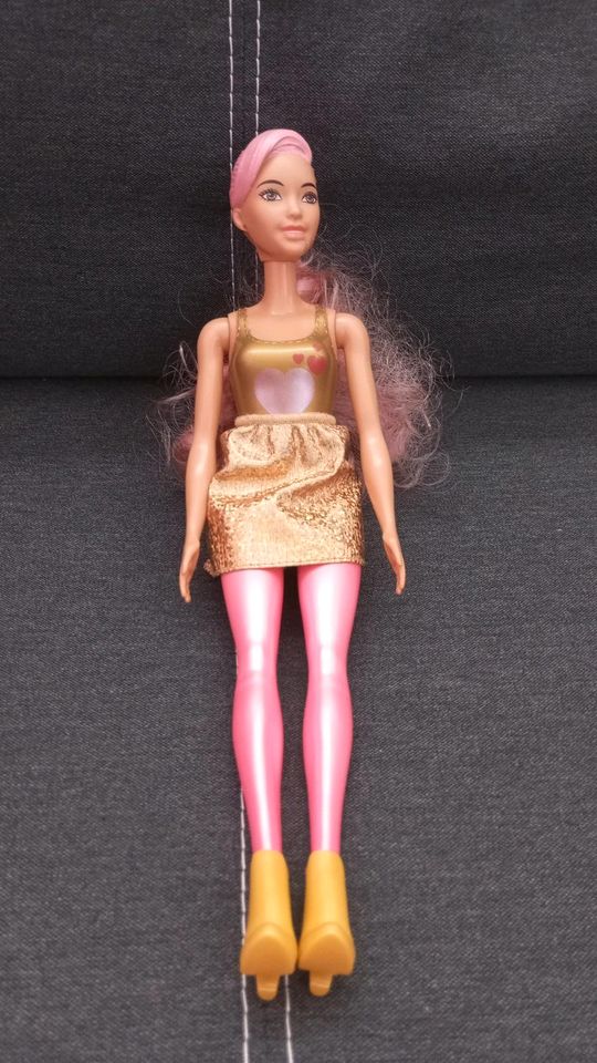Color Reveal Barbie in Schwendi
