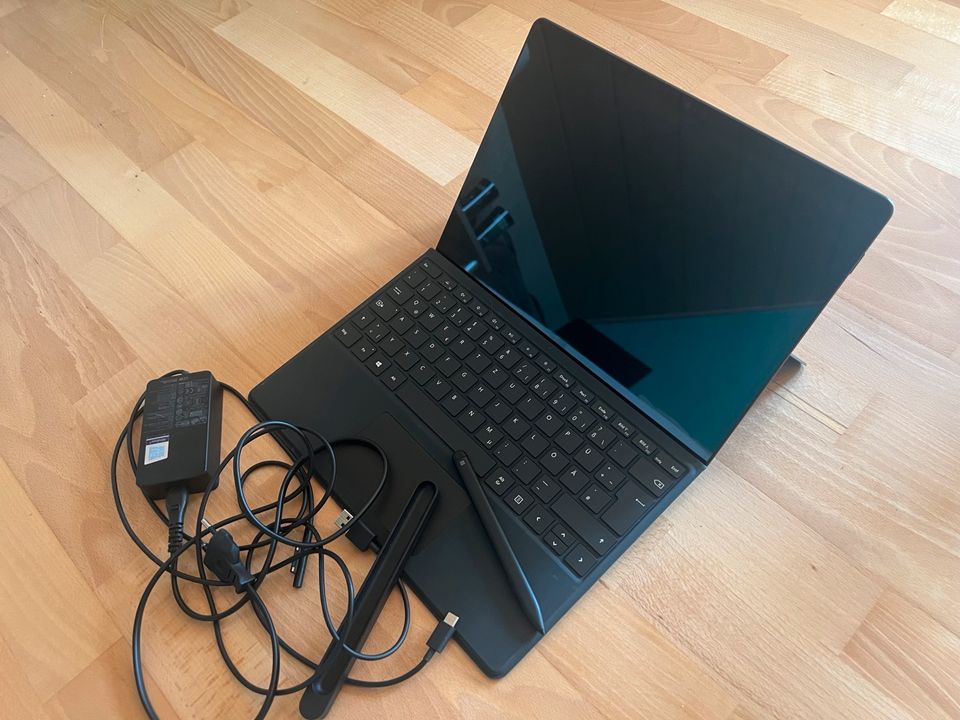 Microsoft Surface Pro X + Tastatur + Stift + Ladekabel in Niederstetten