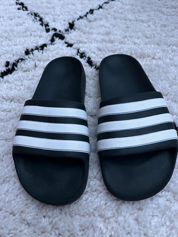 Adidas Adiletten schwarz weiß Größe 35/36 in Jena