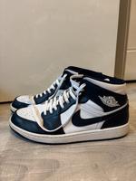 Jordan 1 Mid Obsidian Goldmetallic Berlin - Tempelhof Vorschau