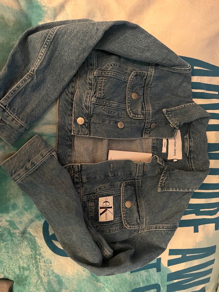 Nagelneue kurze Calvin Klein Jeansjacke gr s in Schwalbach