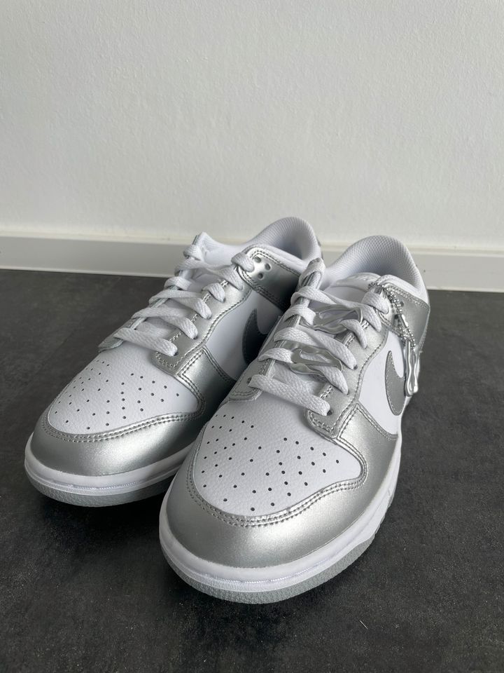 Dunk low Metallic Silver Gr. 36, 36,5, 38,5, in Nürtingen