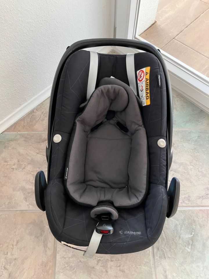 Maxi Cosi Pebble Plus Babyschale & Neugeboreneneinsatz, schwarz in Tuchenbach