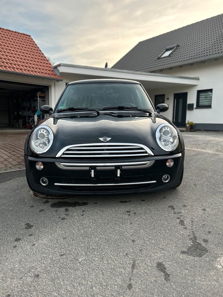 Mini Cooper One R50 in Weilbach