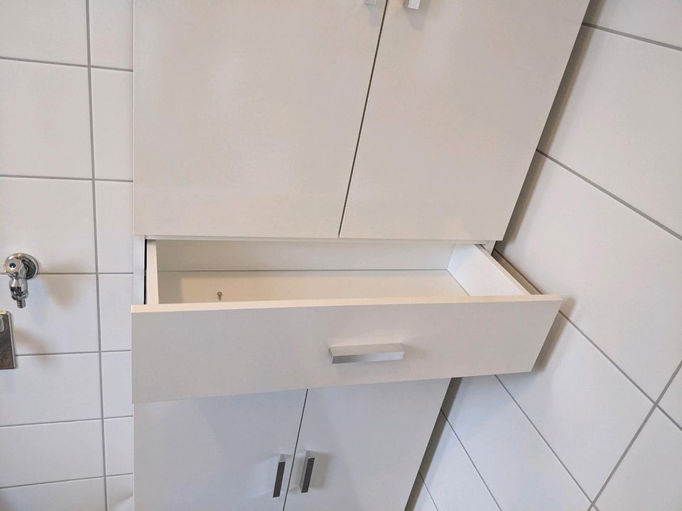 ‼️ Badschrank weiß neu unbenutzt aufgebaut Toppreis ‼️ in Herzberg/Elster