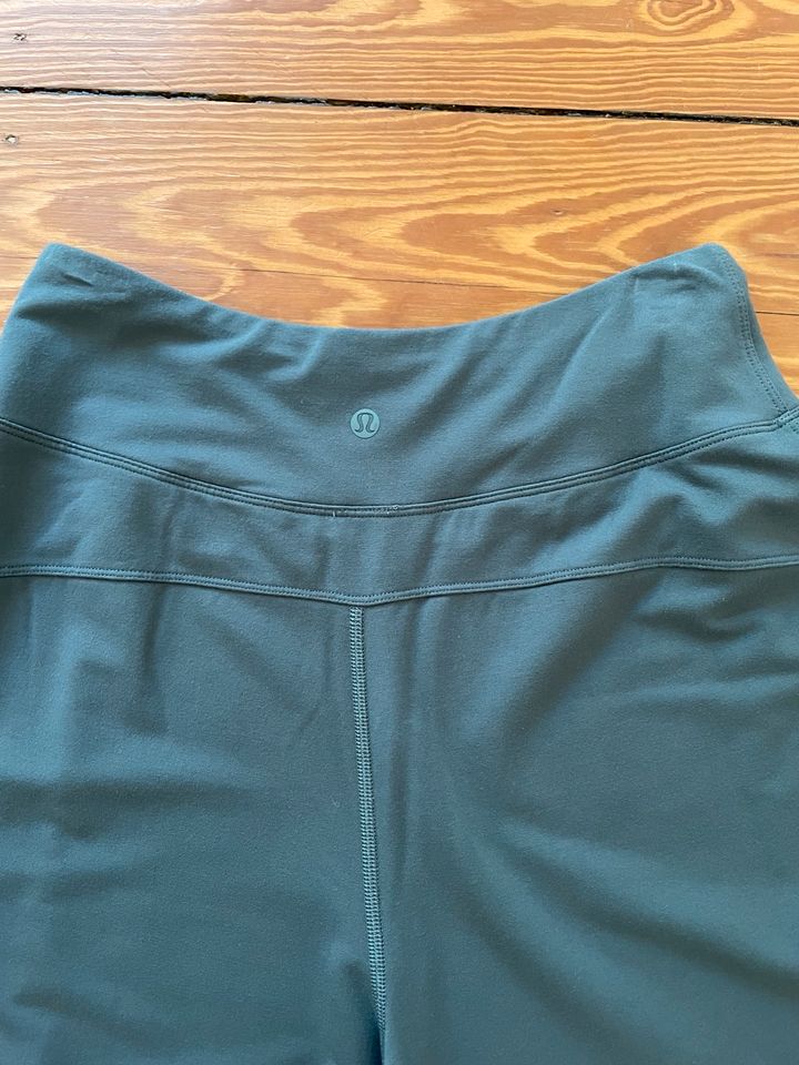 Neu! Lululemon Hose mit weitem Bein cropped grau grün Gr. S in Kiel