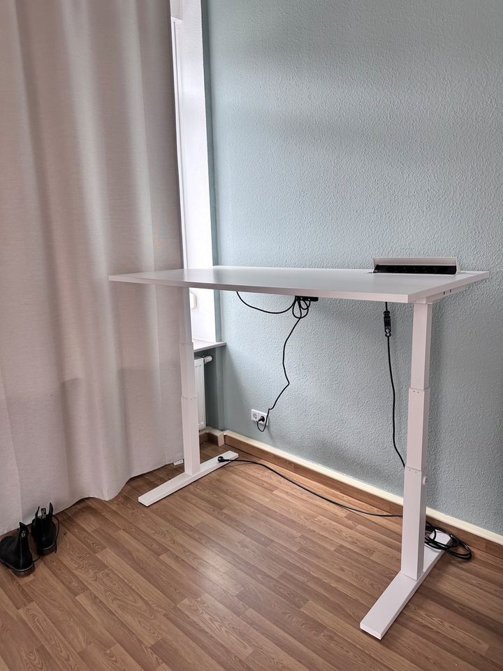 Schreibtisch höhnenverstellbar  mit Stromleiste Desk in Mittweida