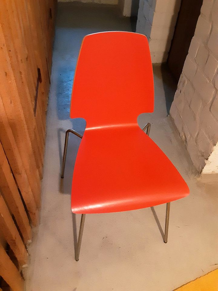 1 Stuhl , rot, Holz und Metallbeine in Bremen