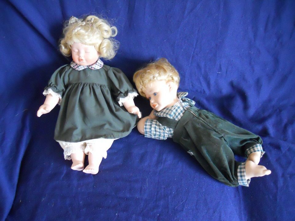 2 Porzellan Puppen schlafendes Mädchen liegender Junge in Hattersheim am Main