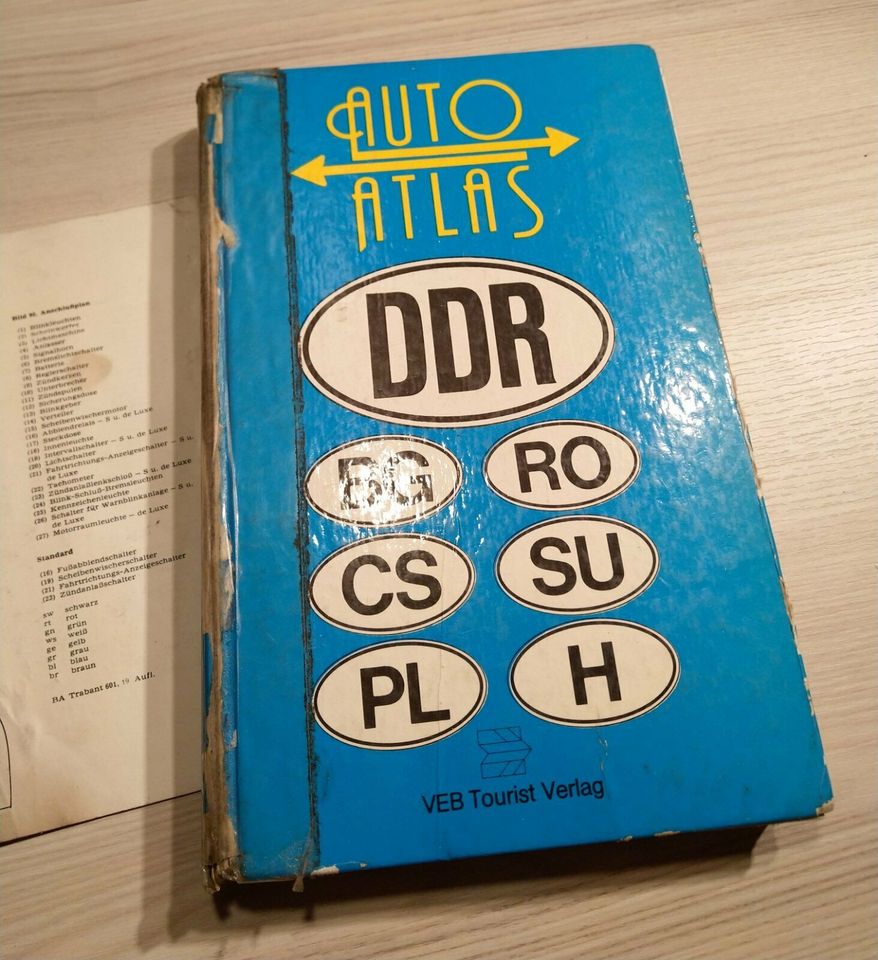 Trabant (Wie helfe ich mir selbst) und DDR Autoatlas in Dresden