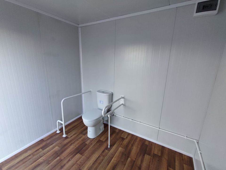 Sanitärcontainer für Behinderte und Herren WC in Carolinensiel