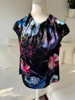 Comma Bluse Shirt Satin schwarz mit bunten Blumen Gr. 38 Frankfurt am Main - Ostend Vorschau