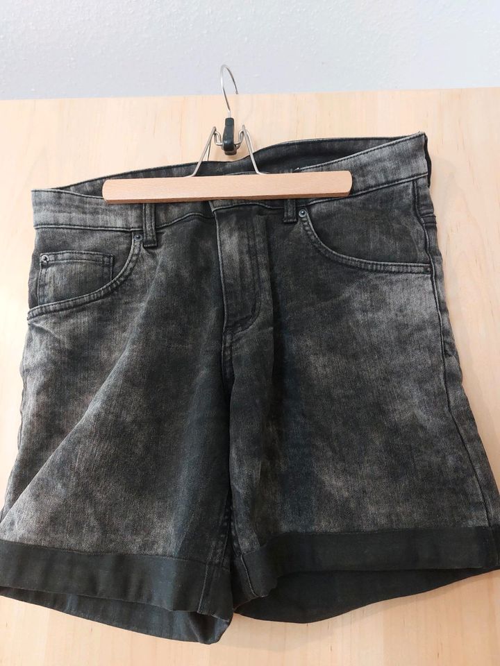 4 Jungs-/Herren Shorts Gr. 30 / S der Marken Asos / Bershka / H&M in Ellwangen (Jagst)