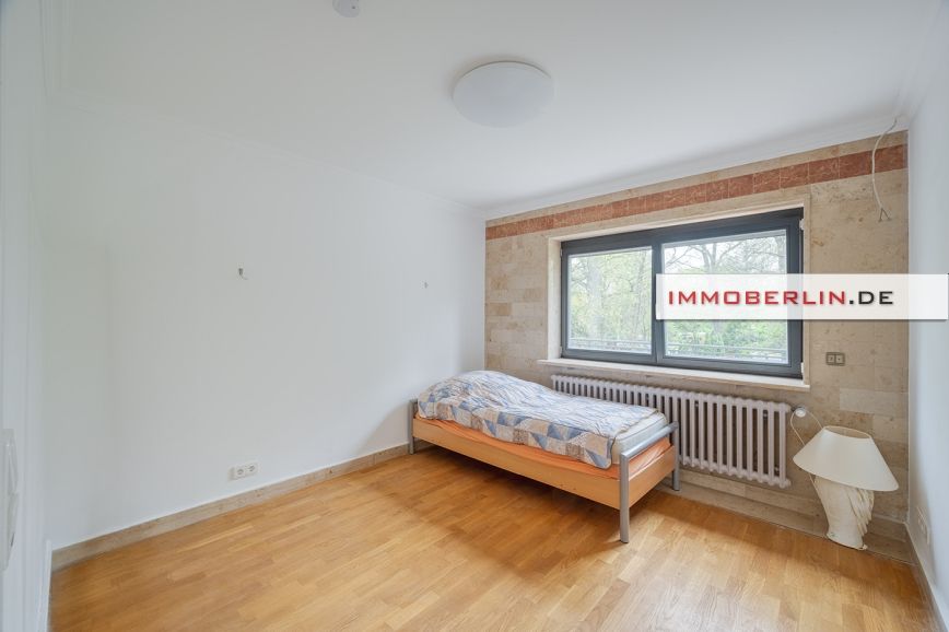 IMMOBERLIN.DE - Komfortable Wohnung mit großen Terrassen, Garage + Carport in idyllischer Lage in Berlin