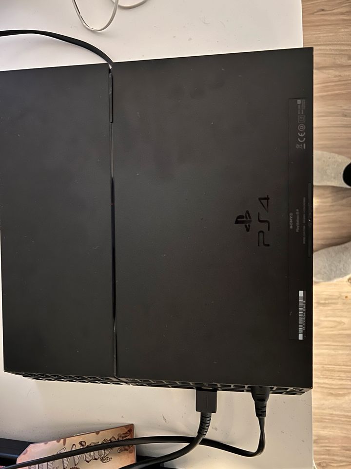 Playstation 4 + 2 Controller, 2TB speicher Infos per pn in Herne