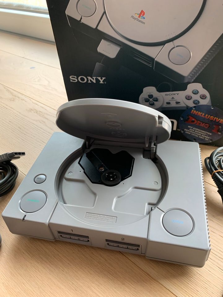 PlayStation 1 OVP mit org Dual Shock Controller, uvm in Oberasbach