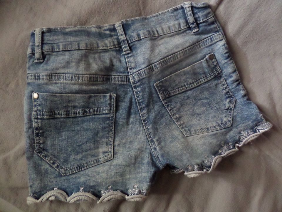 Mädchen-Jeans, kurz, Shorts, "Yigga" Gr. 152, neuwertig in Zeesen