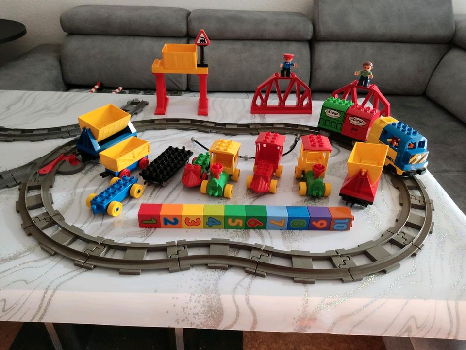 Eisenbahn von Lego Duplo Mix aus vielen Einzelteilen in Berlin