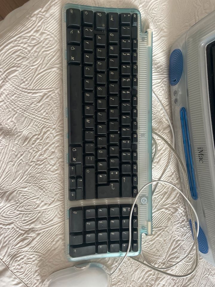 Imac G3 in blau, Tastatur in grün und Maus in Syke