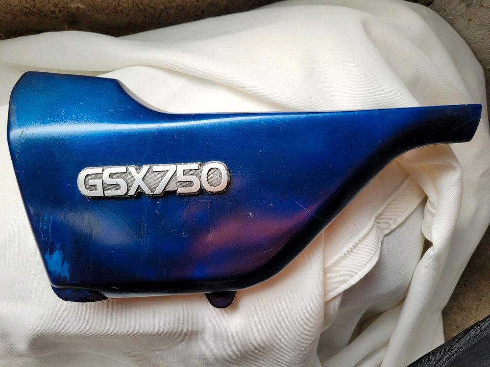 Suzuki GSX 750 / 1100 E Seitendeckel links in Engen