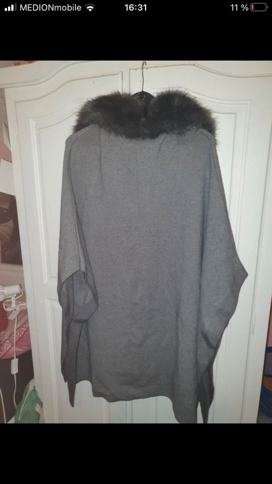Mantel Zara Grau Poncho Knit Winter Warm in Wildau