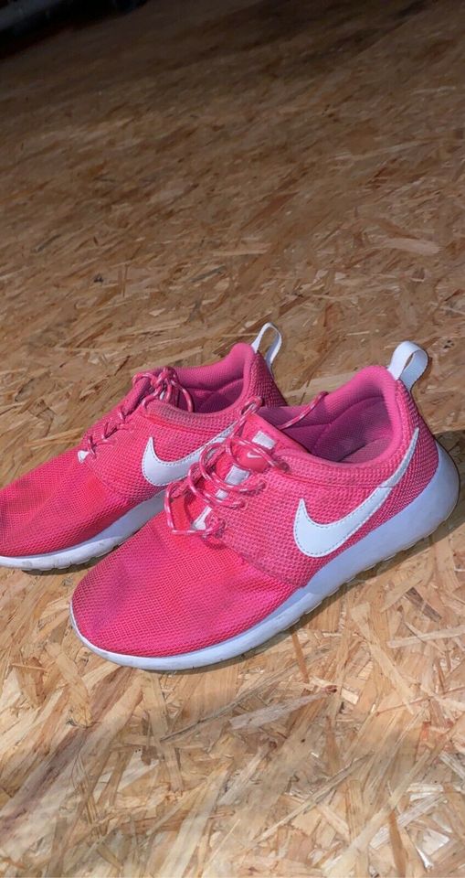 Pinke Nike Schuhe in Tübingen