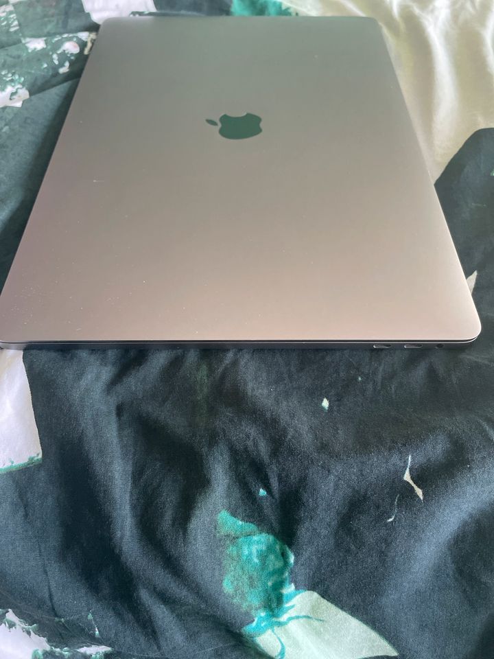 Mac Book Pro 2018 /i7 x6 2.6 Hz/ Touch Bar / 32 GB RAM/500 GB SSD in Malente