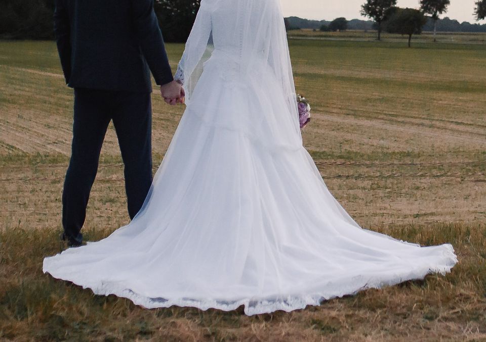 Brautkleid geschlossen, lange Ärmel, schneeweiß mit Spitze in Bersenbrück