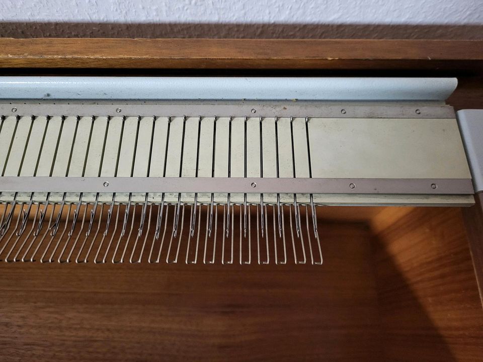Knittax Strickmaschine im Schrank in Dransfeld