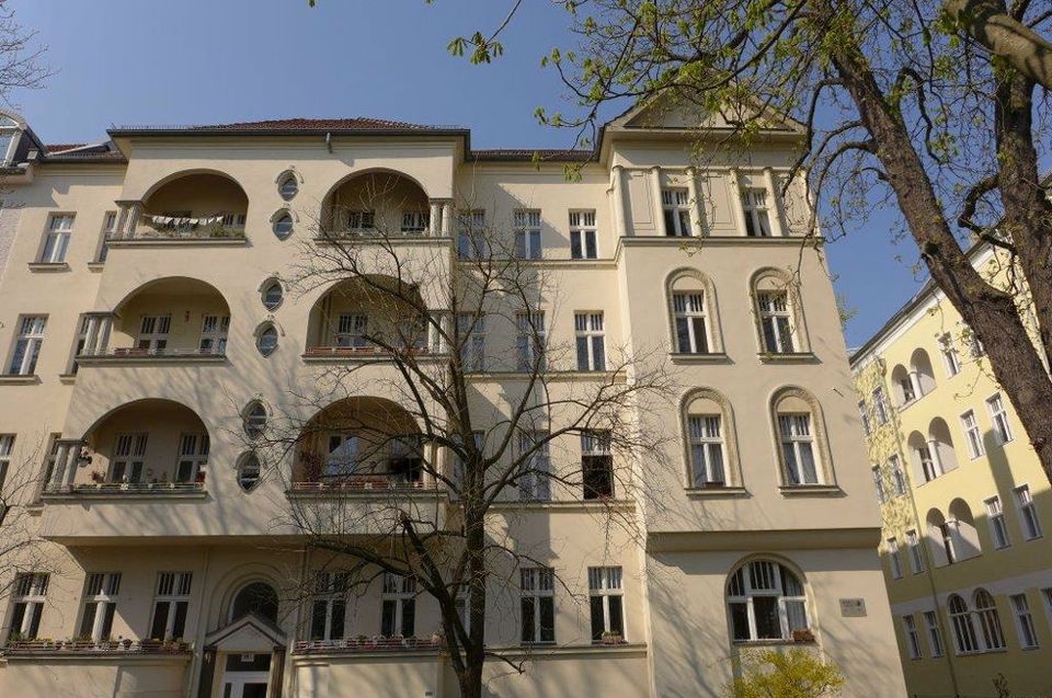 vermietete Altbauwohnung mit Loggia in Berlin