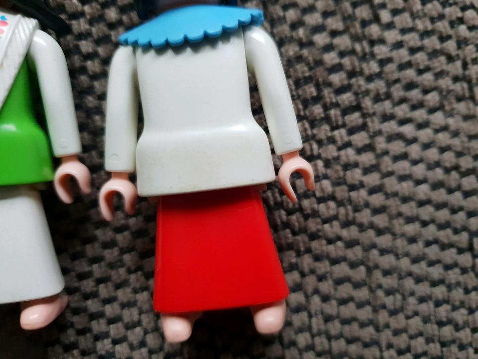 Playmobil 3 Figuren / Frauen Magd Blumenmädchen etc in Neuwied