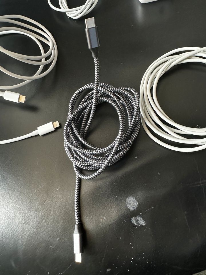 Apple iPhone 14  lade Kabel und Ladegerät , 4 Kabel in Frankfurt am Main