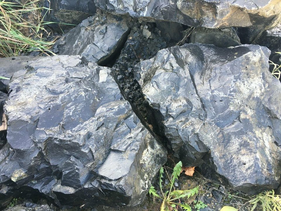 Basalt-Findlinge anthrazit-grau verschiedene Größen in Burglauer