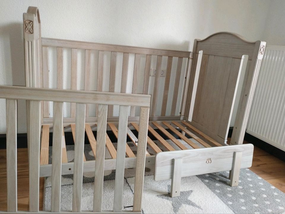 Kinderzimmer Babyzimmer Wickelkommode Schrank Bett in Burladingen