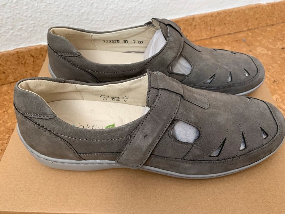 Waldläufer Spangenschuhe Größe 42 (8), grau, ungetragen in Weimar (Lahn)