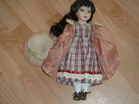 Puppe Porzellanpuppe 40 cm groß, mit dunklem Haar und Hut Nordrhein-Westfalen - Werl Vorschau