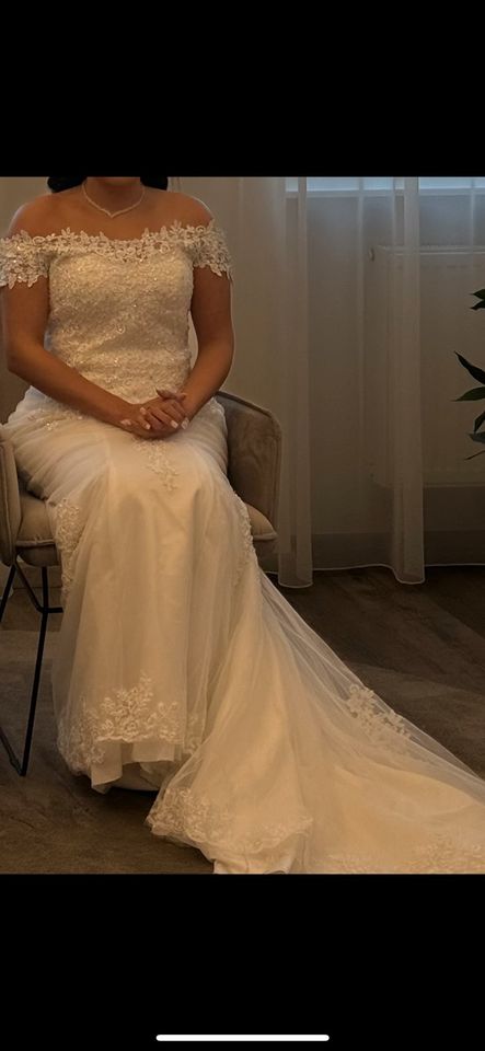Brautkleid mit Schleppe in Wuppertal